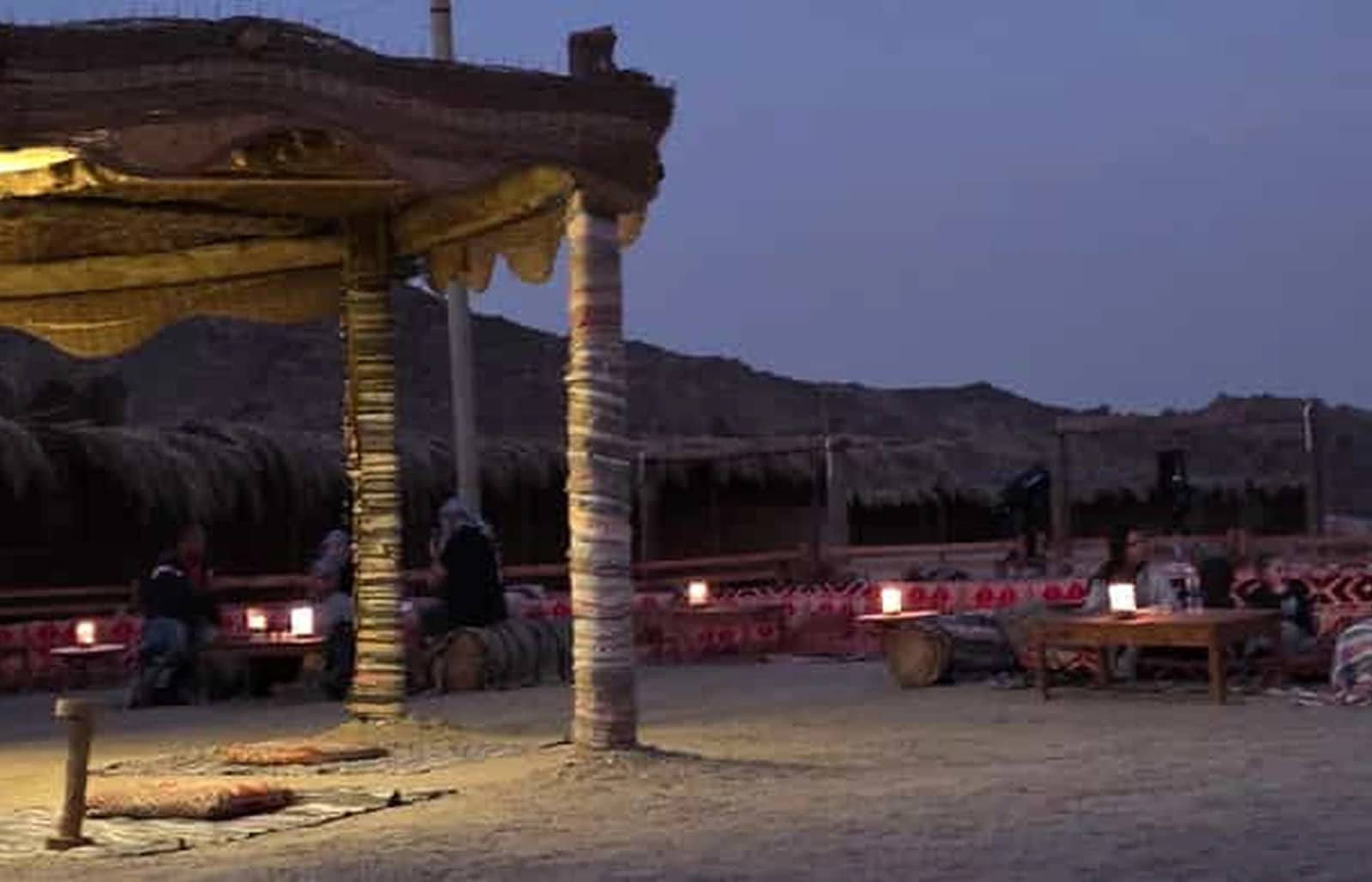 Jeep 4x4 privado aparcado en el desierto de Hurghada en la hora dorada – foto 3