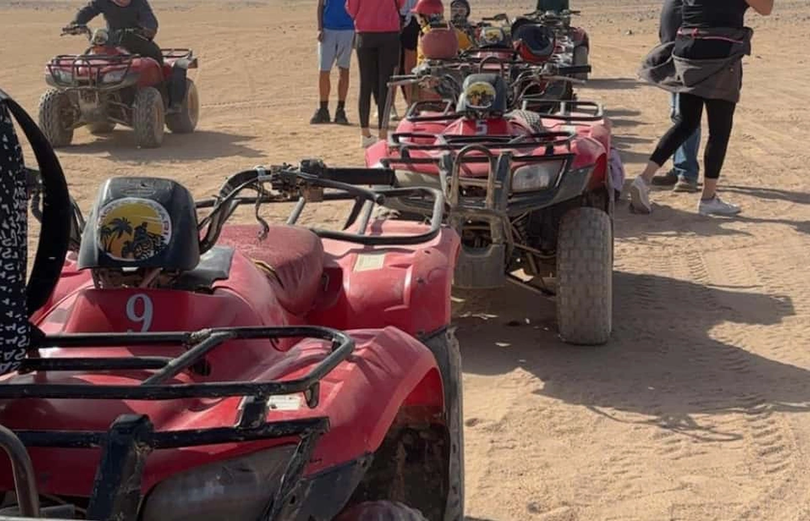 Utazók quaddal a Super Safari sivatagi kiránduláson Hurghadán