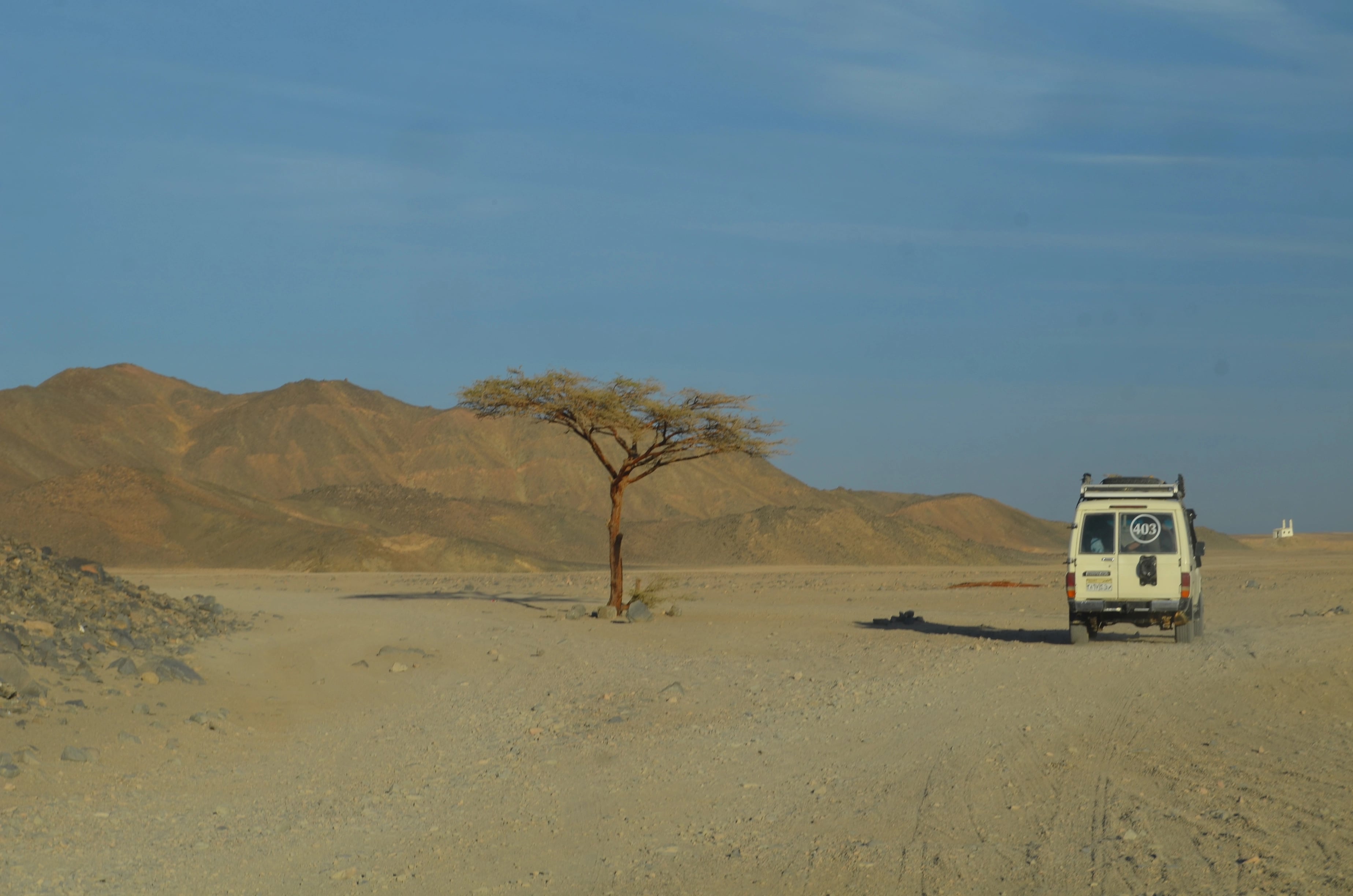 Voyageurs en quad pendant un Super Safari désert à Hurghada