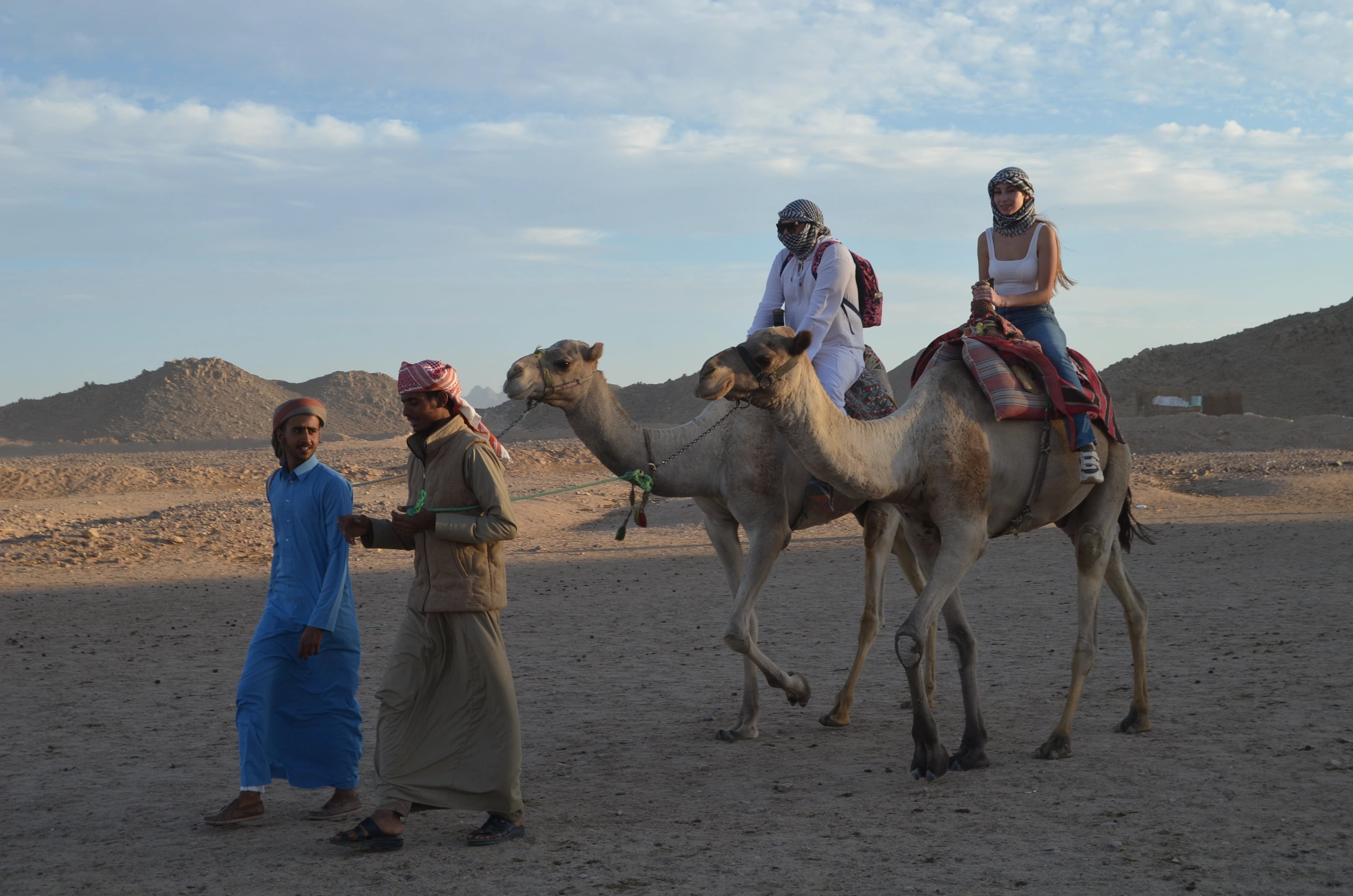 Voyageurs en quad pendant un Super Safari désert à Hurghada