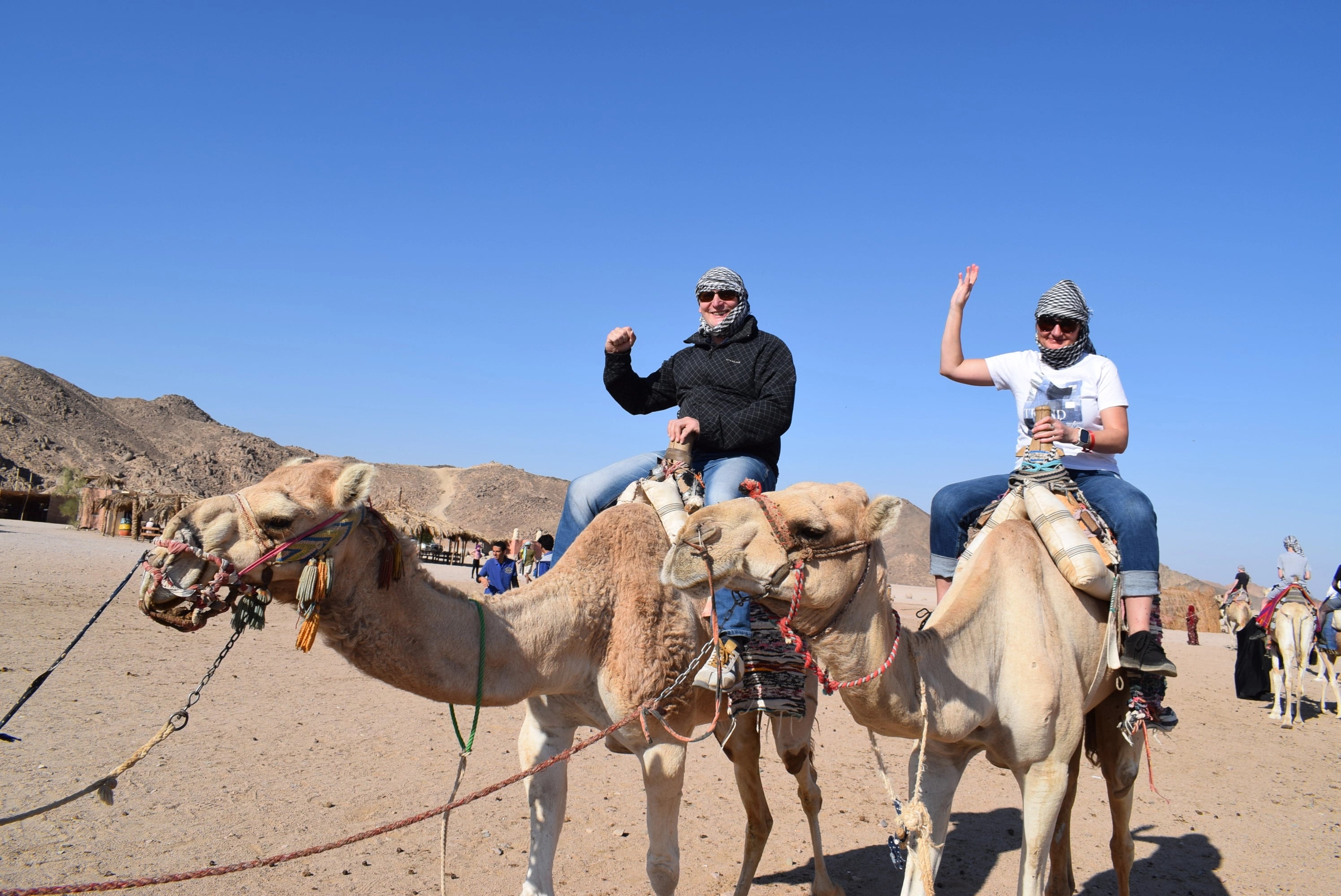 Voyageurs en quad pendant un Super Safari désert à Hurghada