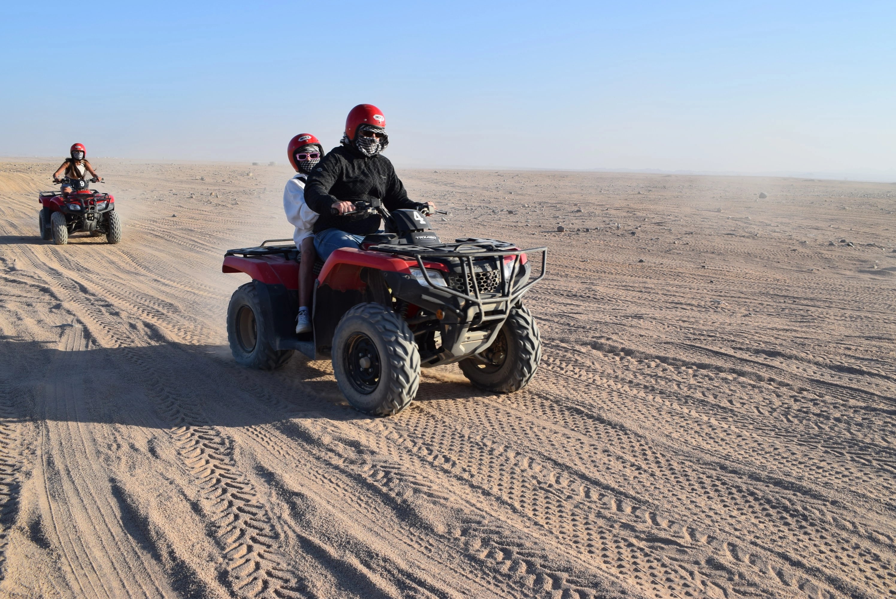Voyageurs en quad pendant un Super Safari désert à Hurghada