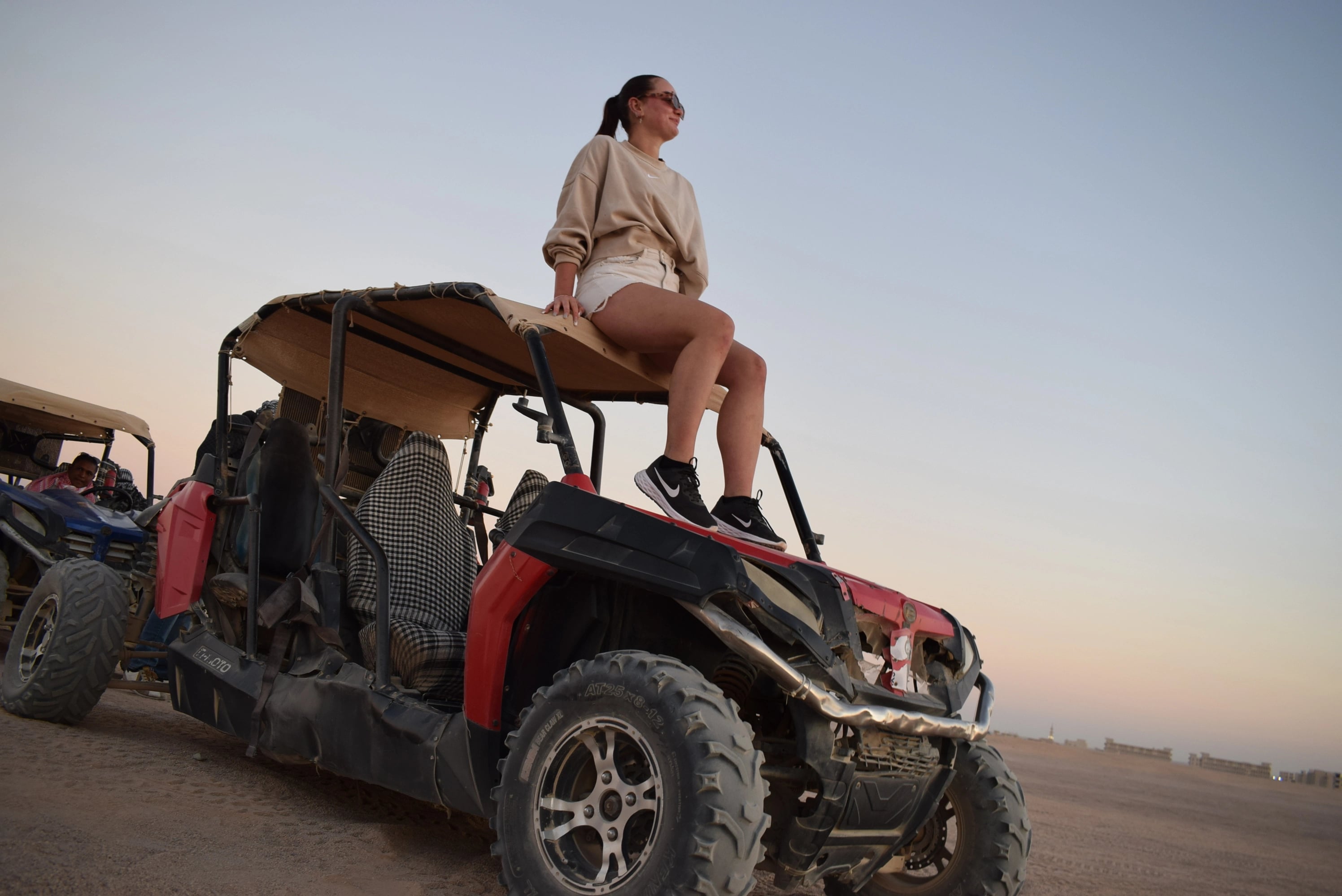 Voyageurs en quad pendant un Super Safari désert à Hurghada