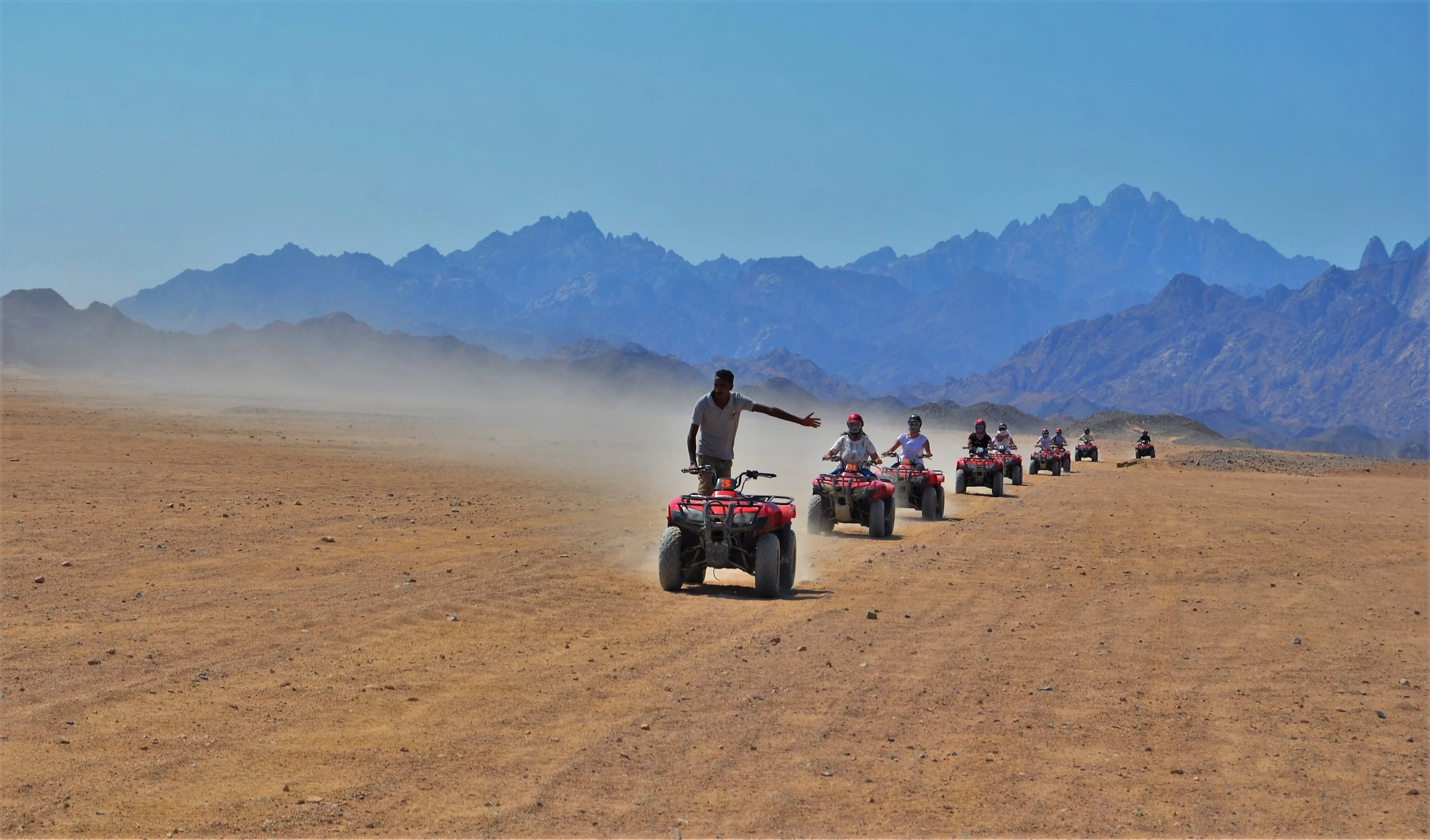 Voyageurs en quad pendant un Super Safari désert à Hurghada