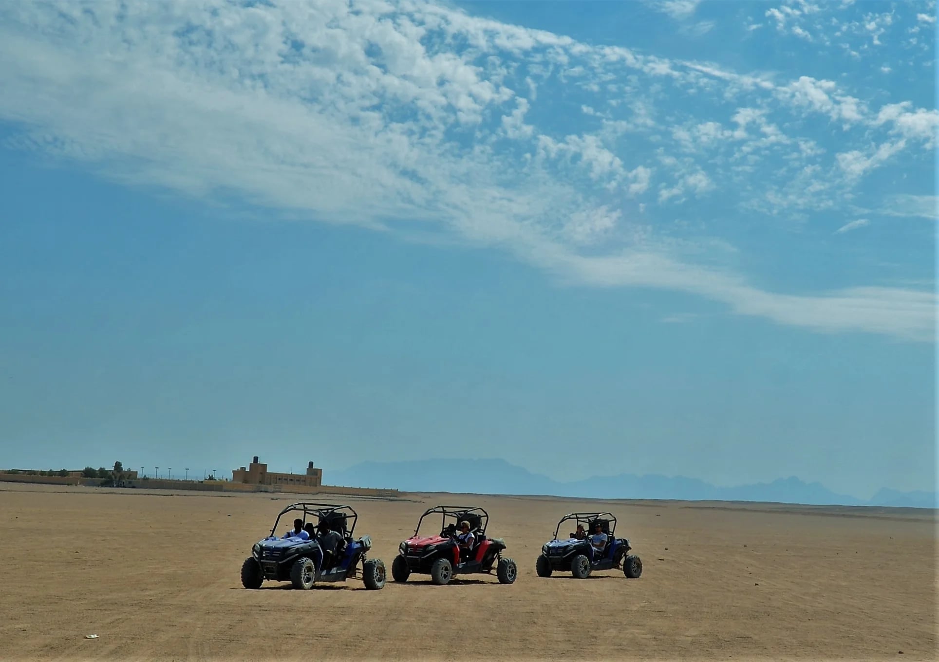 Voyageurs en quad pendant un Super Safari désert à Hurghada