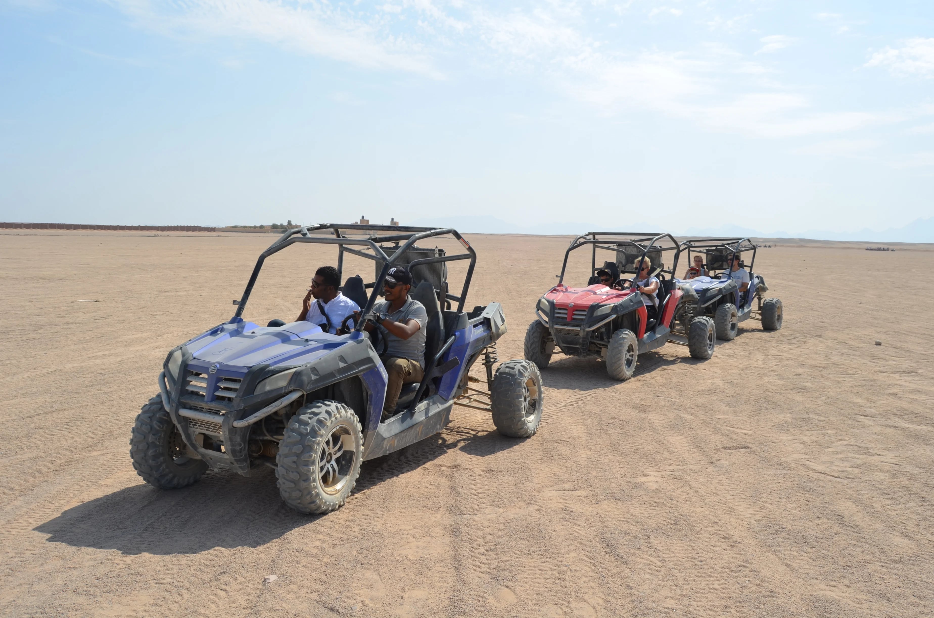 Voyageurs en quad pendant un Super Safari désert à Hurghada