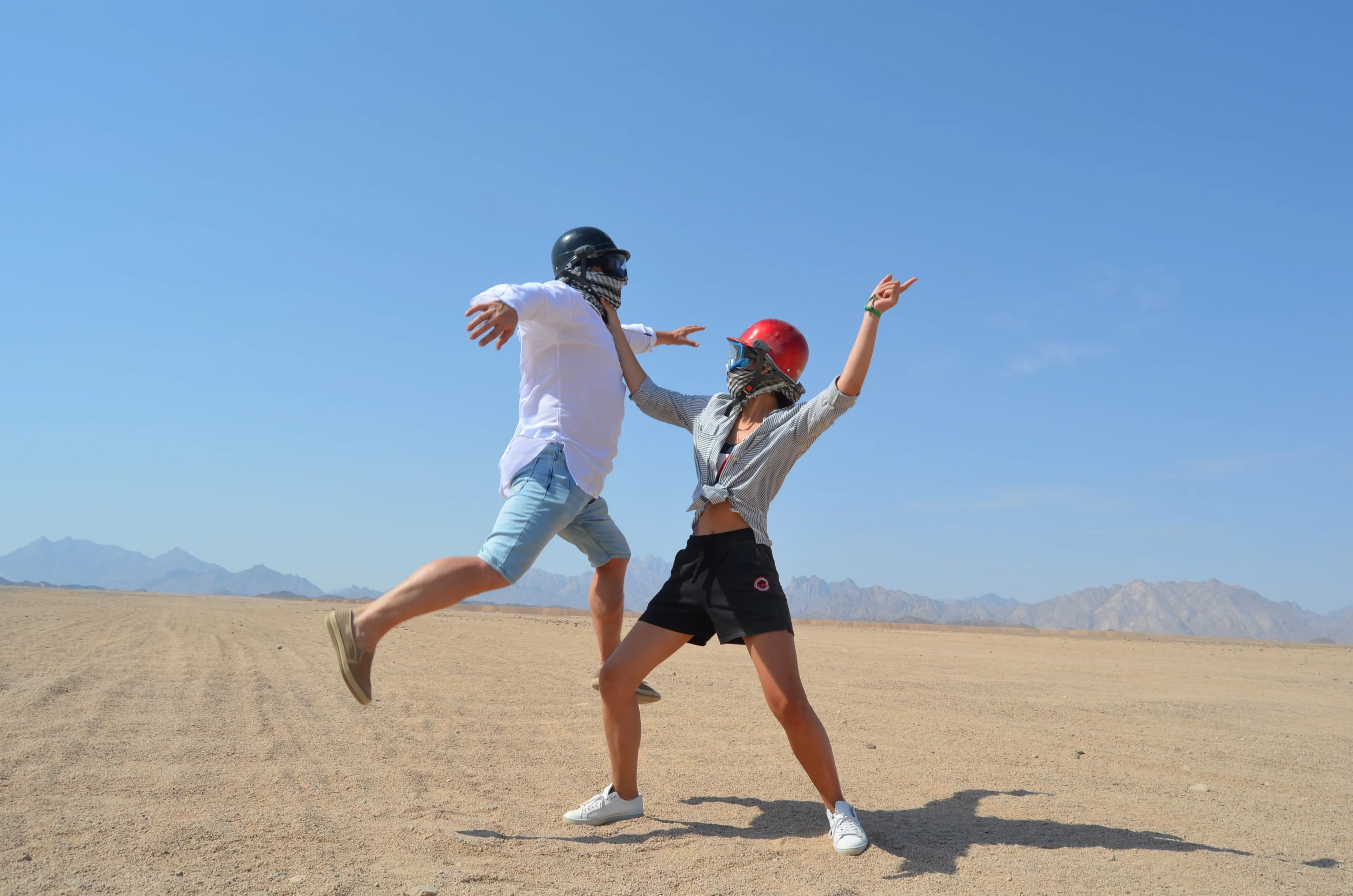 Voyageurs en quad pendant un Super Safari désert à Hurghada