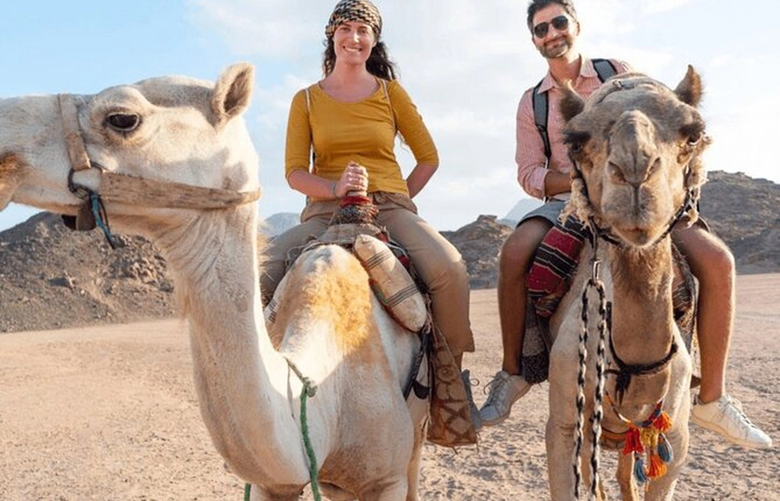 ATV quad átkelvén a nyílt Keleti Sivatagon Marsa Alam közelében