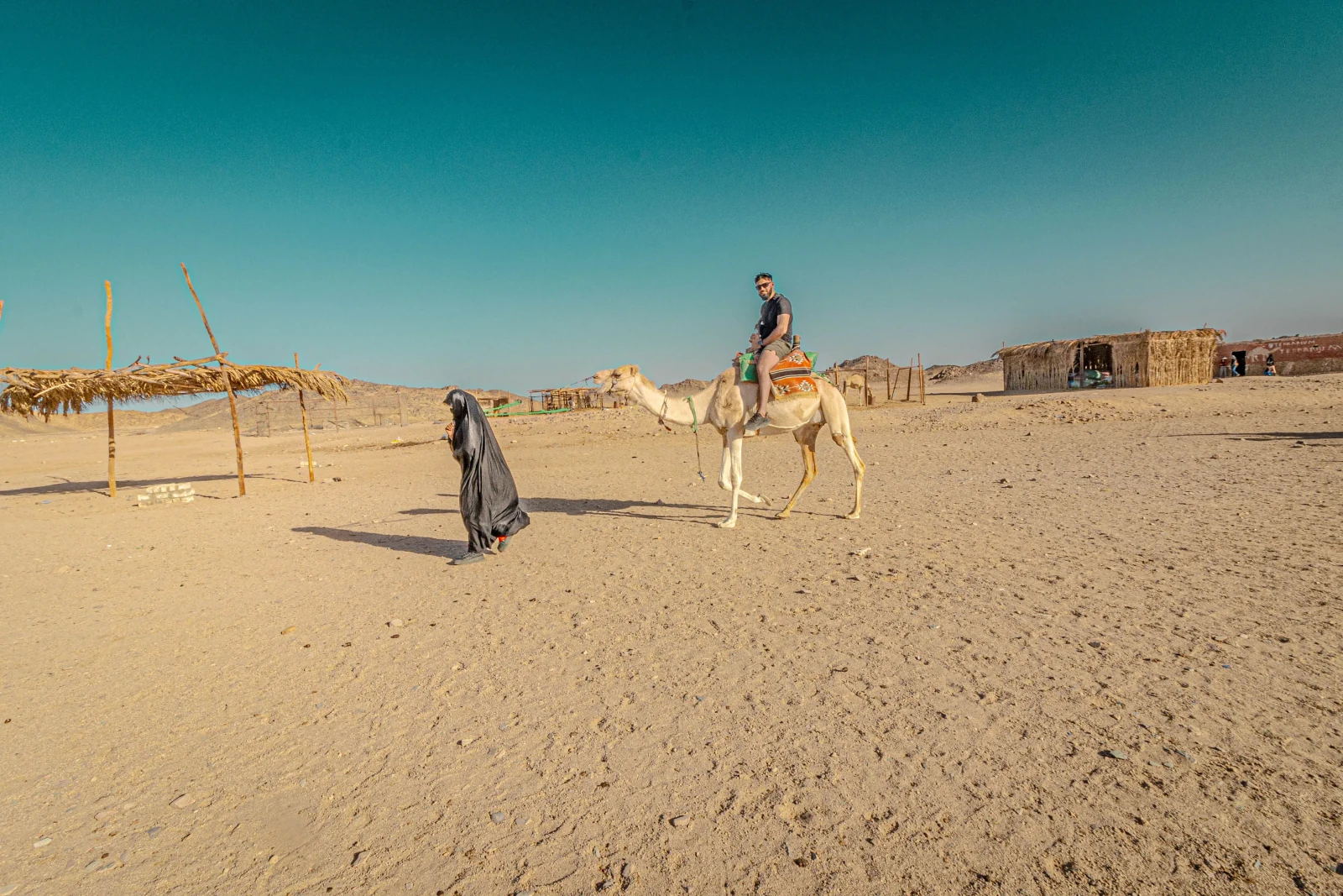 Tevehátú lovaglás naplementekor Hurghada sivatagában