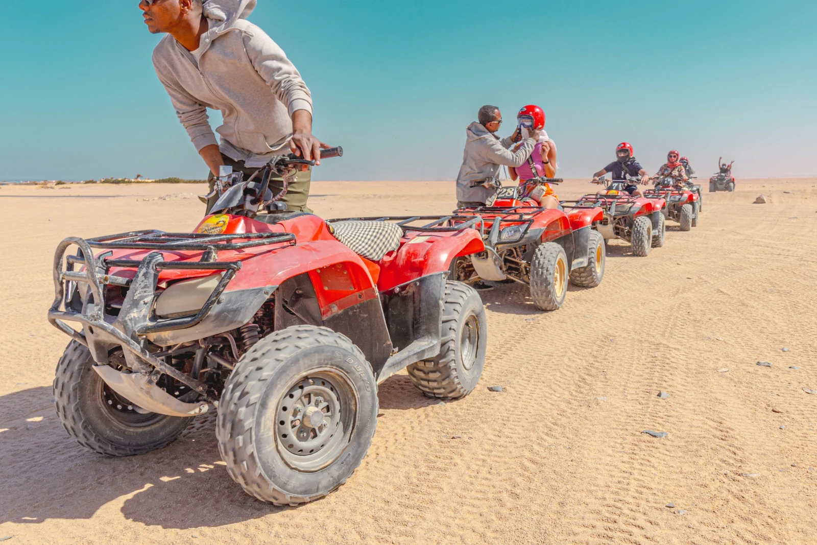 4x4 jeep sivatagi nyomáson Marsa Alam safarija közben